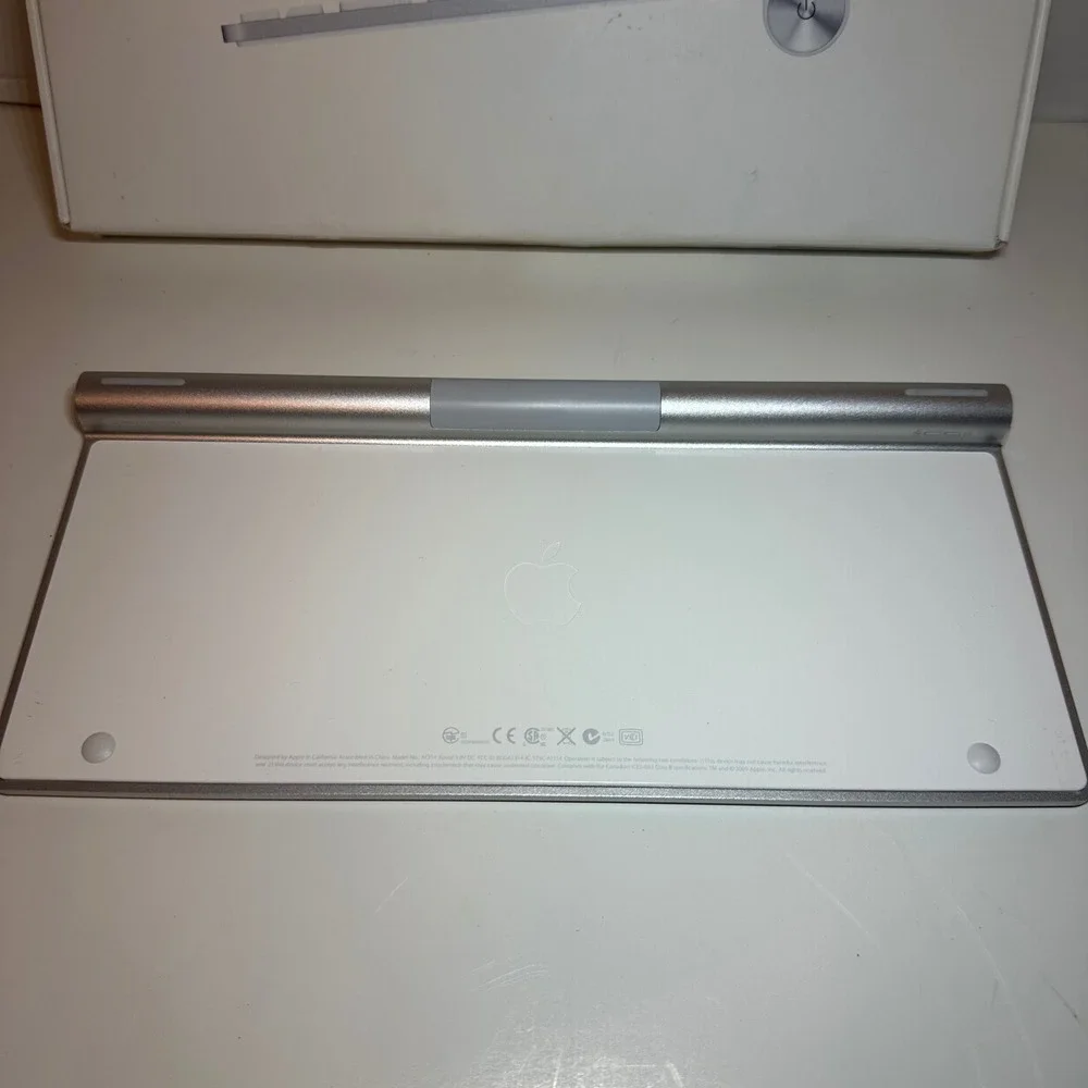 Apple A1314 Wireless Bluetooth Keyboard MC184LL/B Silver Box Tested Works